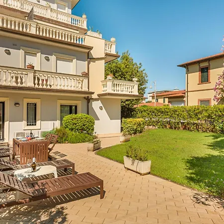 Golden Luxe - Private Garden 3 Bedrooms&parking Apartment